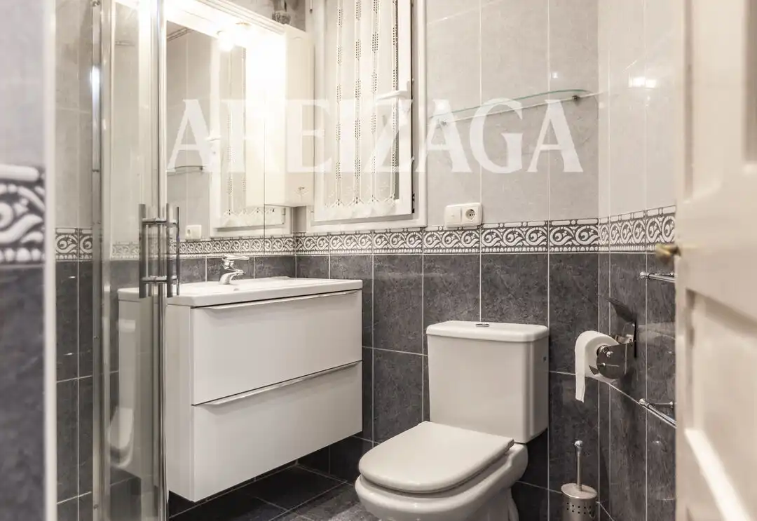 Baño de Piso en venta en Donostia - San Sebastián  con Calefacción y Balcón