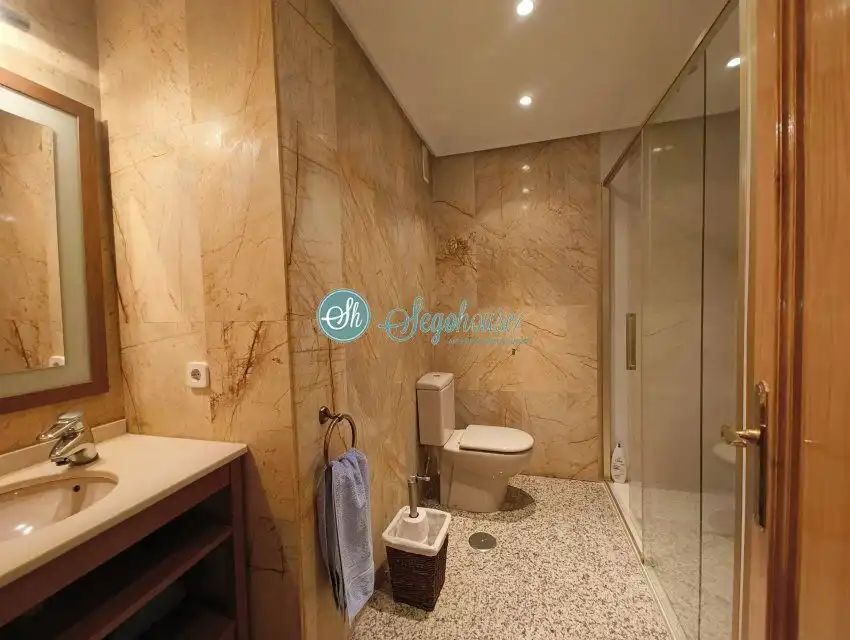 Baño de Piso de alquiler en Segovia con Calefacción y Parquet