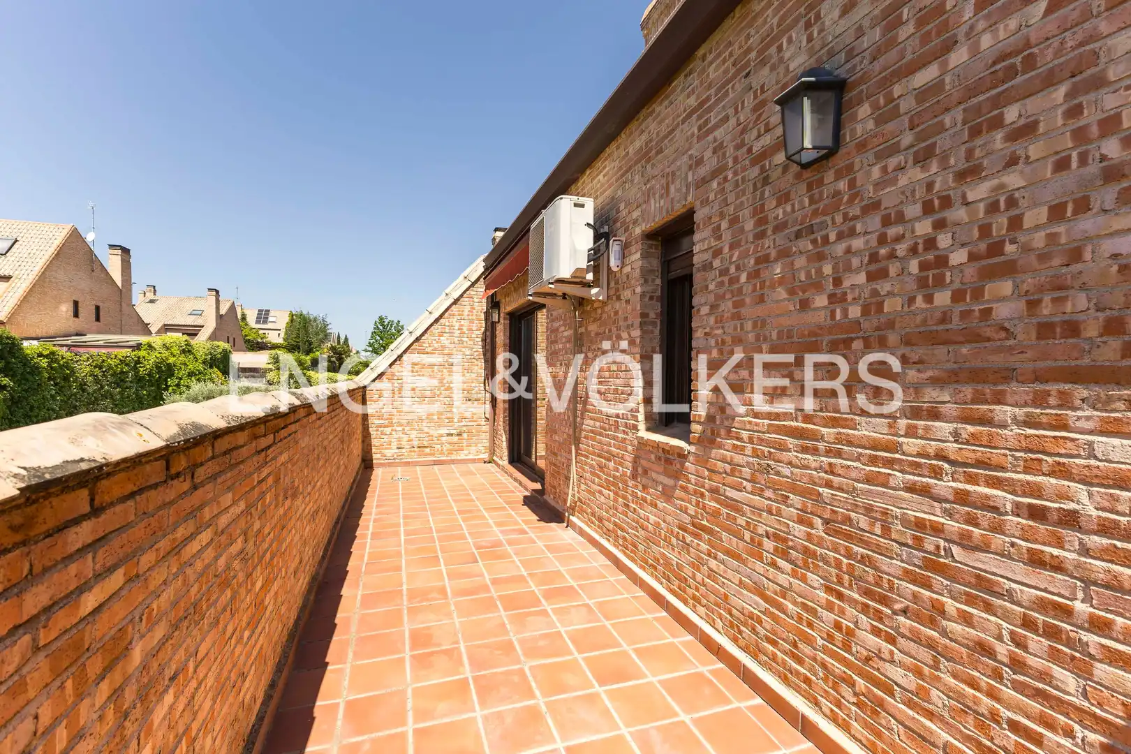 Terrasse von Einfamilien-Reihenhaus zum Verkauf in Villanueva del Pardillo mit Klimaanlage, Heizung und Privatgarten