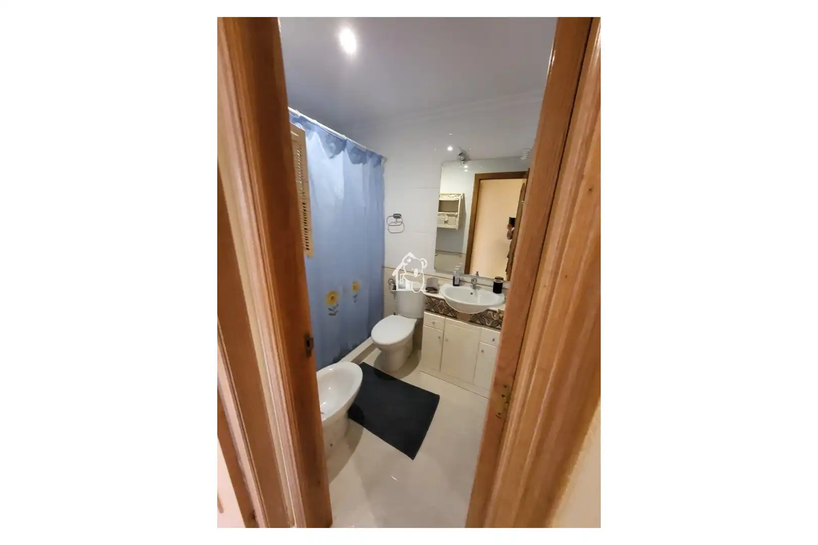Bany de Apartament de lloguer en Torrevieja amb Aire condicionat, Terrassa i Moblat
