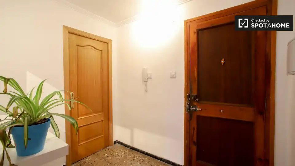 Flat for rent in Valencia  with Air Conditioner, Heating and Furnished