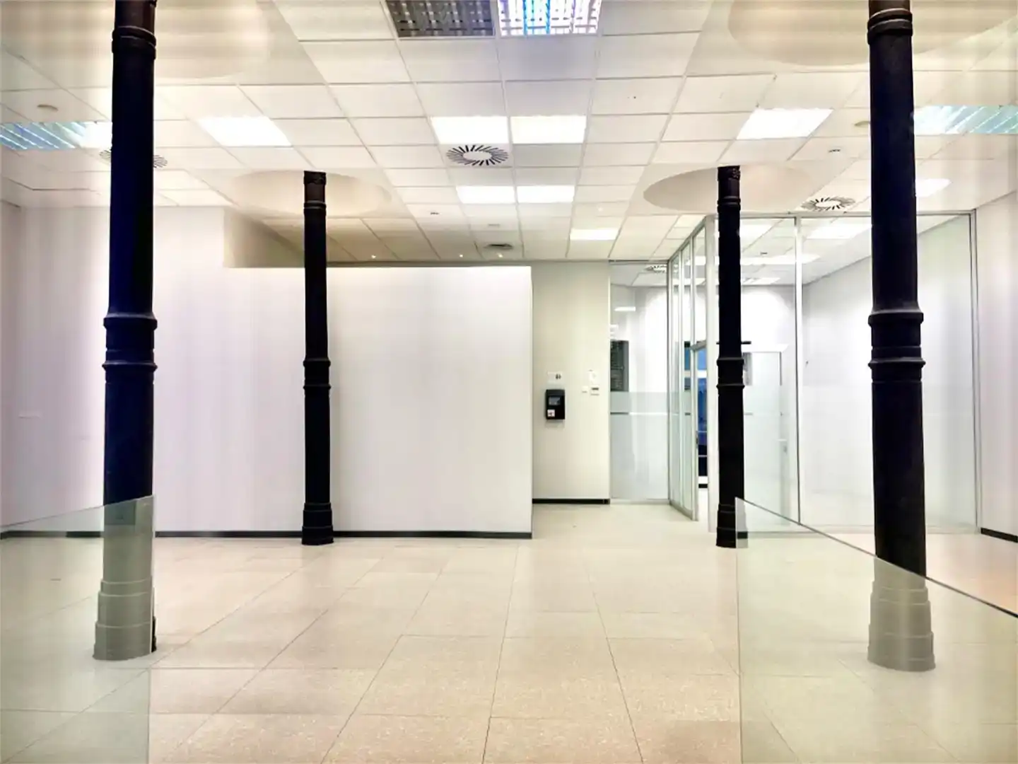 Local de lloguer en Oviedo  amb Aire condicionat