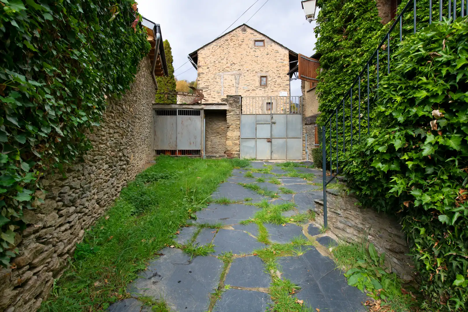 Vista exterior de Finca rústica en venda en Bolvir amb Calefacció, Jardí privat i Parquet