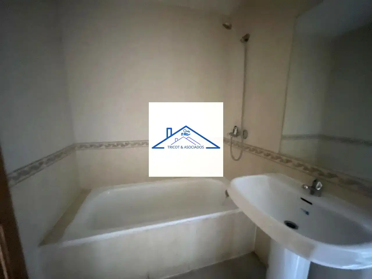 Badezimmer von Erdgeschoss zum Verkauf in Ocaña mit Heizung und Abstellraum