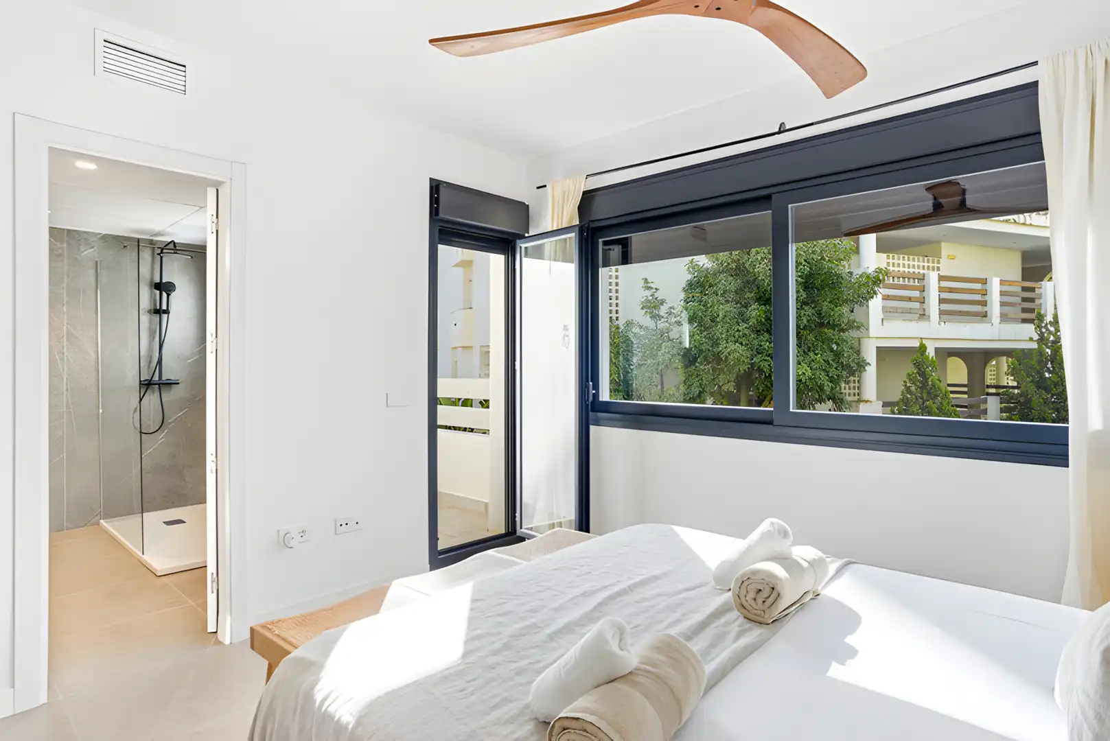 Habitación de Casa adosada en venta en Estepona con Aire acondicionado, Terraza y Piscina