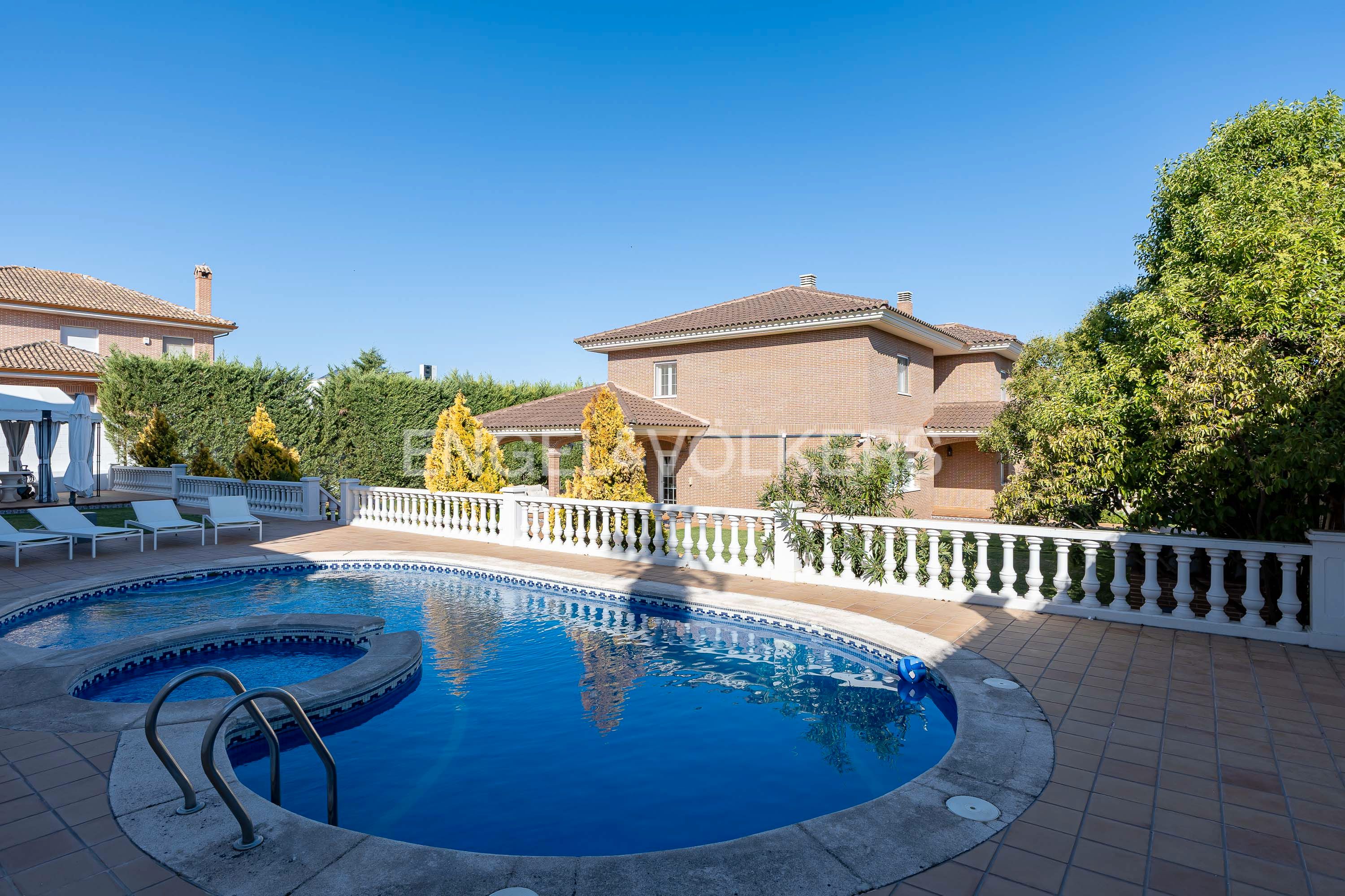 Swimming pool of House or chalet for sale in Villalbilla  with Air Conditioner, Heating and Private garden