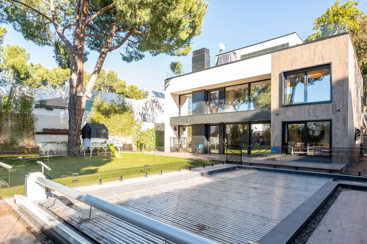 Vista exterior de Casa o xalet en venda en Pozuelo de Alarcón amb Aire condicionat, Calefacció i Jardí privat