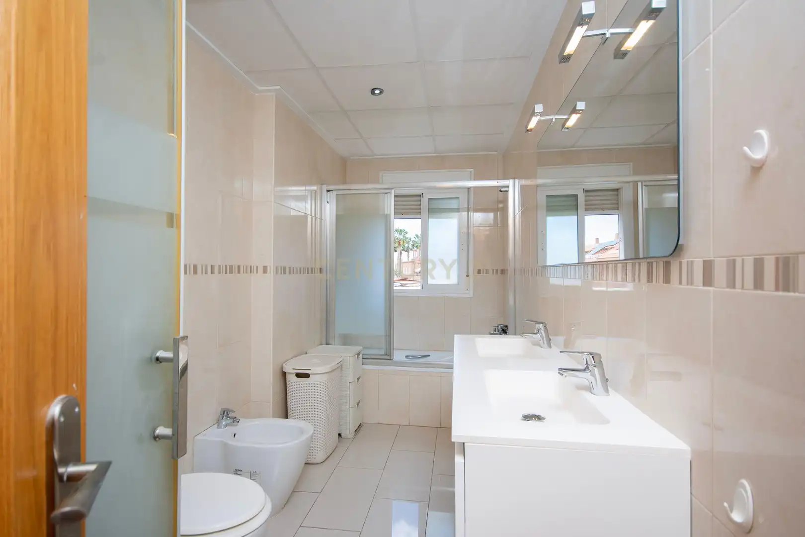 Baño de Casa adosada en venta en Alicante / Alacant con Aire acondicionado, Balcón y Piscina comunitaria