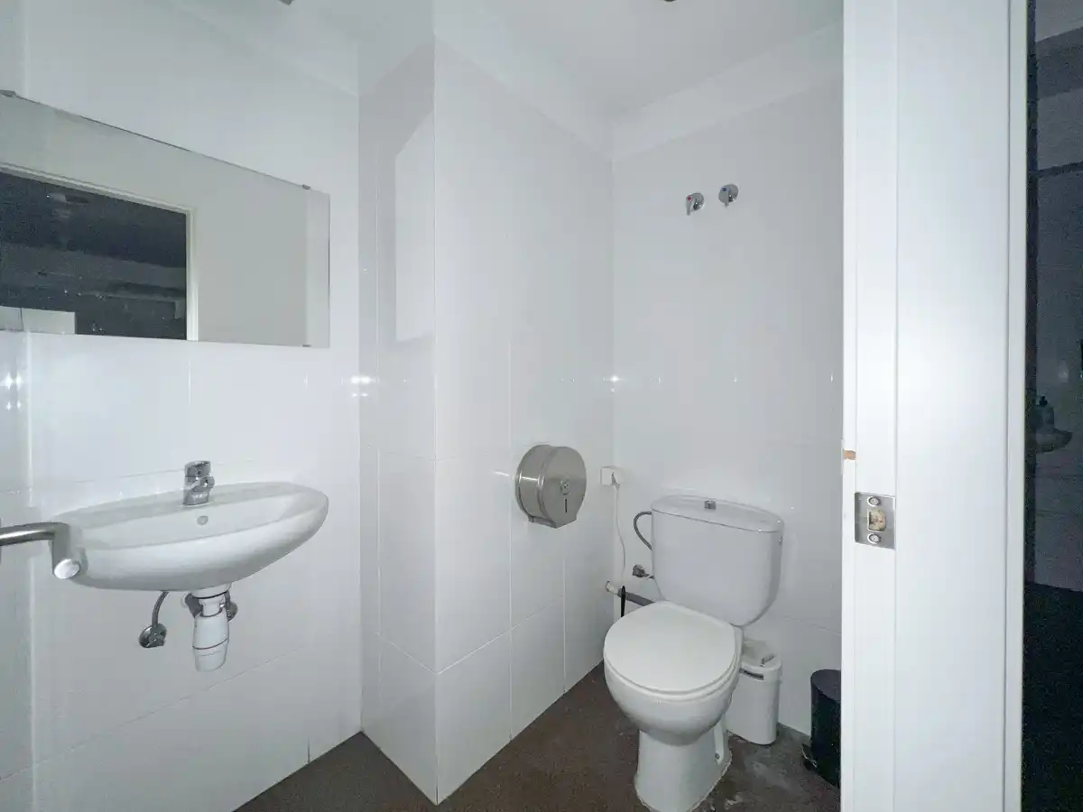 Baño de Local de alquiler en Mollet del Vallès con Aire acondicionado y Parquet