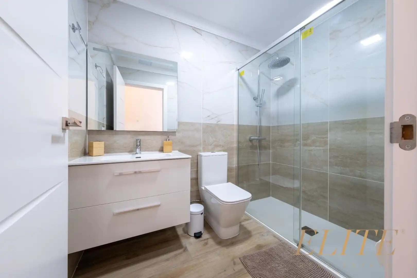 Bathroom of Detached homes for sale in San Bartolomé de Tirajana  with Air Conditioner, Private garden and Parquet flooring