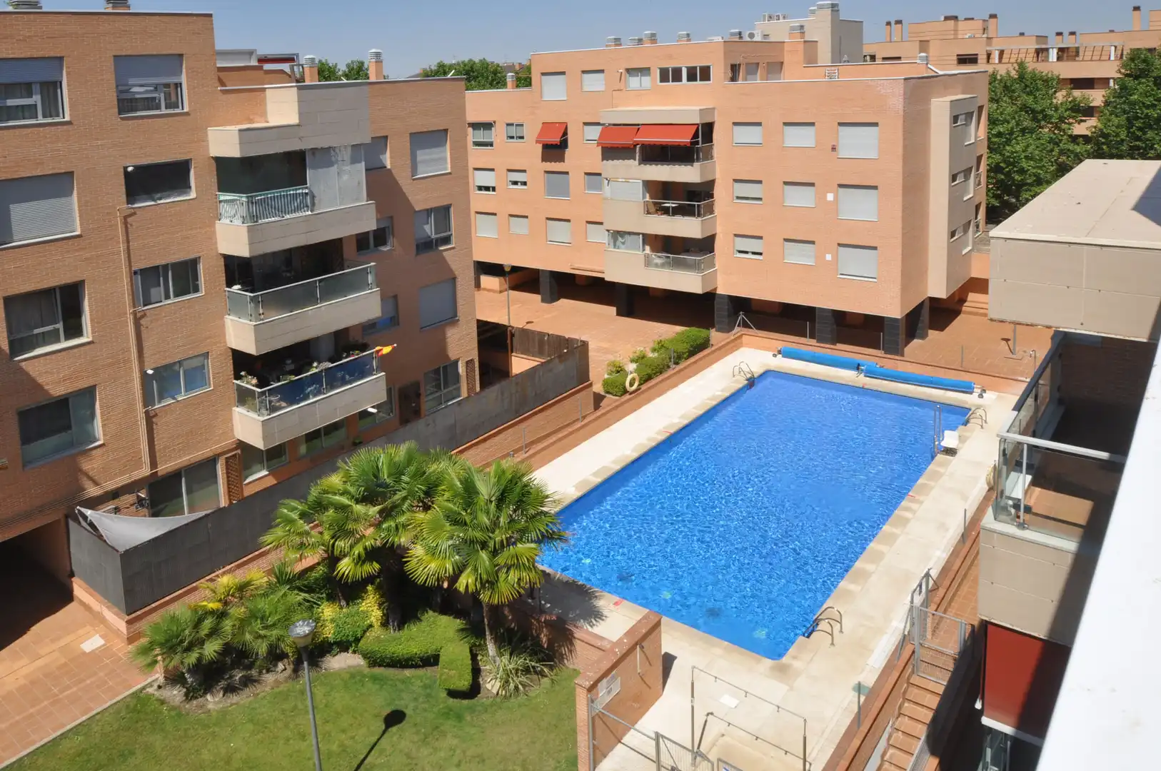 Piscina de Àtic de lloguer en Yebes amb Aire condicionat, Calefacció i Jardí privat