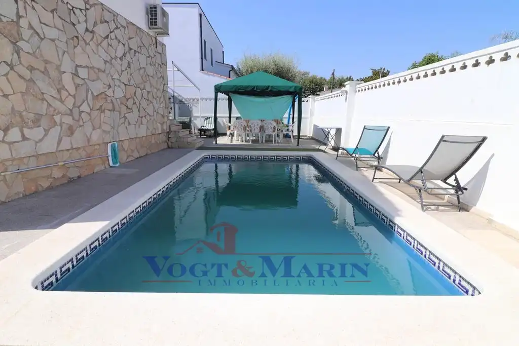 Casa con terraza en venta en Carrer Montgrí, imagen 2