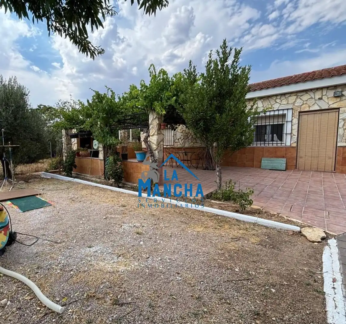 Vista exterior de Casa o xalet en venda en Albacete amb Aire condicionat, Jardí privat i Traster
