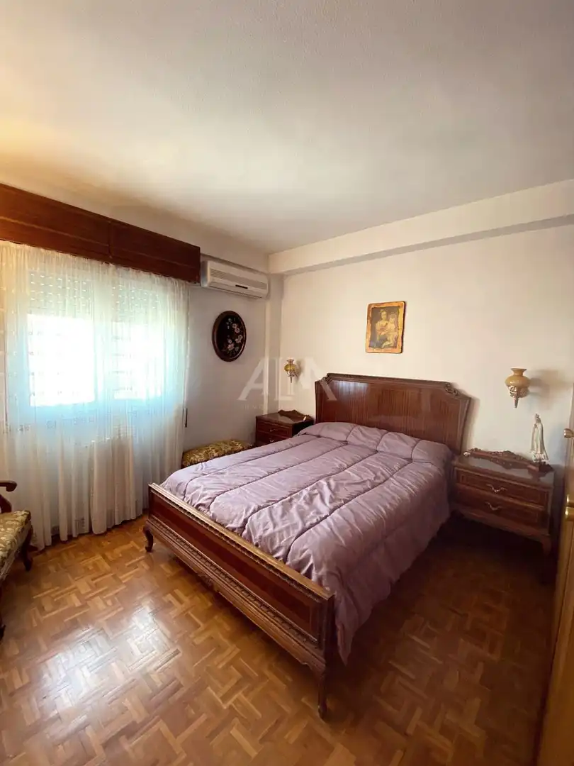 Flat with lift for sale in Reyes Católicos, imagen 2