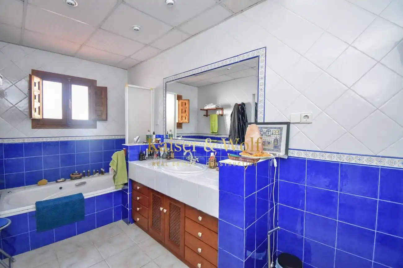 Badezimmer von Country house zum Verkauf in Elche / Elx mit Klimaanlage, Privatgarten und Terrasse