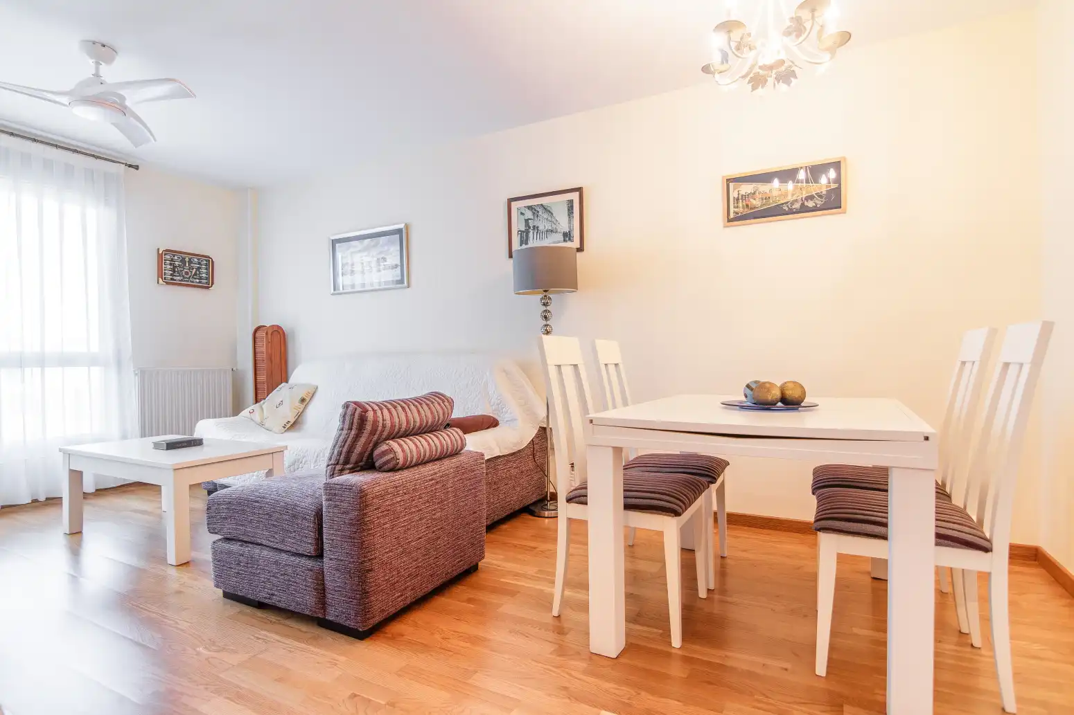 Wohnzimmer von Wohnung zum Verkauf in Gozón mit Heizung, Privatgarten und Abstellraum