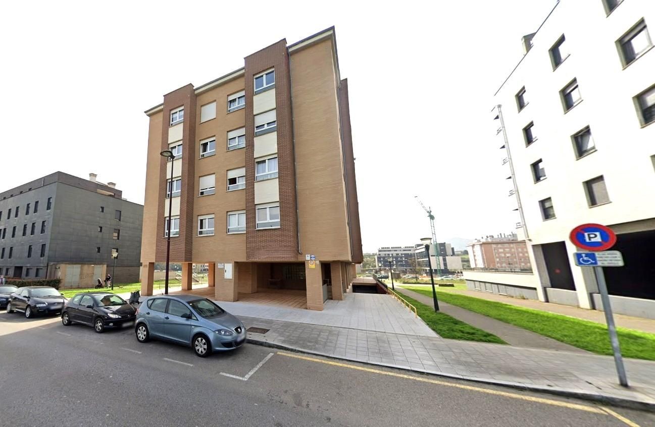 Vista exterior de Pis en venda en Gijón  amb Jardí privat i Terrassa