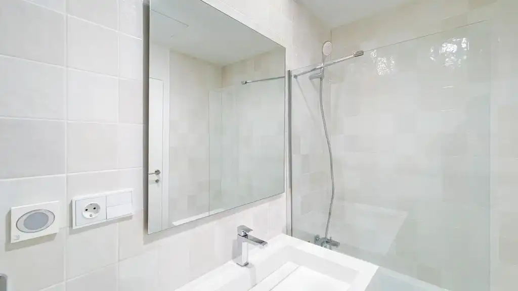 Badezimmer von Wohnung zur Miete in Málaga mit Klimaanlage, Heizung und Privatgarten