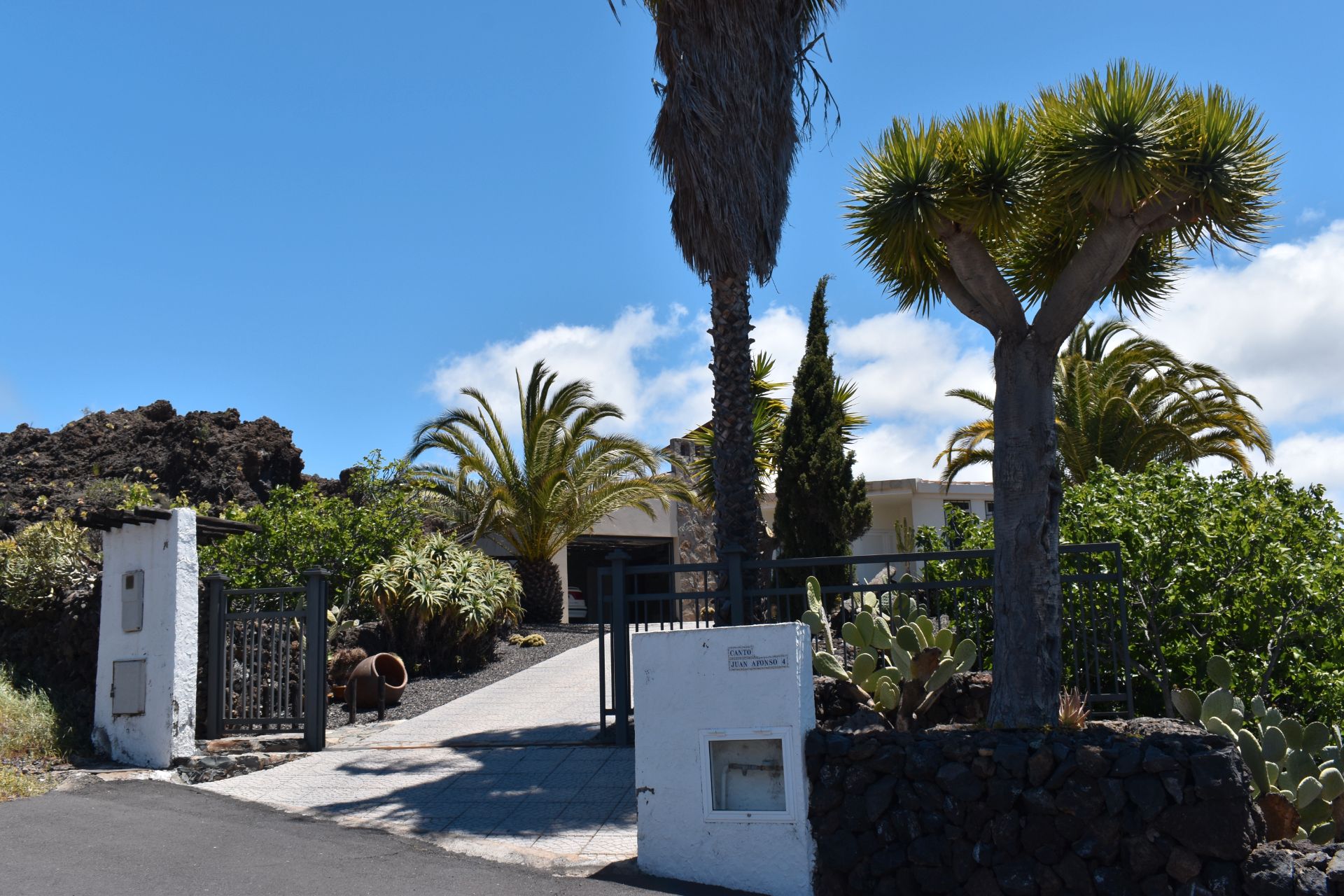 Exterior view of House or chalet for sale in Santiago del Teide  with Air Conditioner, Private garden and Terrace