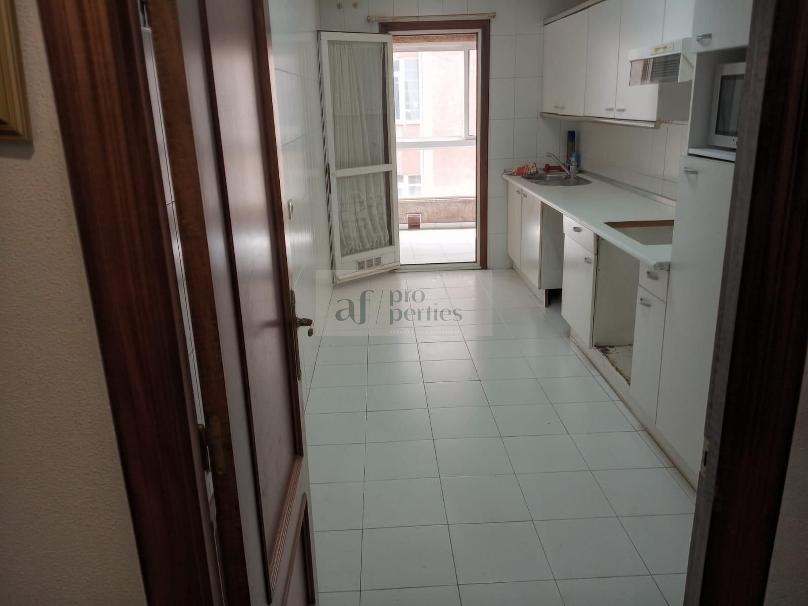 Cuina de Pis en venda en Vigo  amb Calefacció, Parquet i Traster