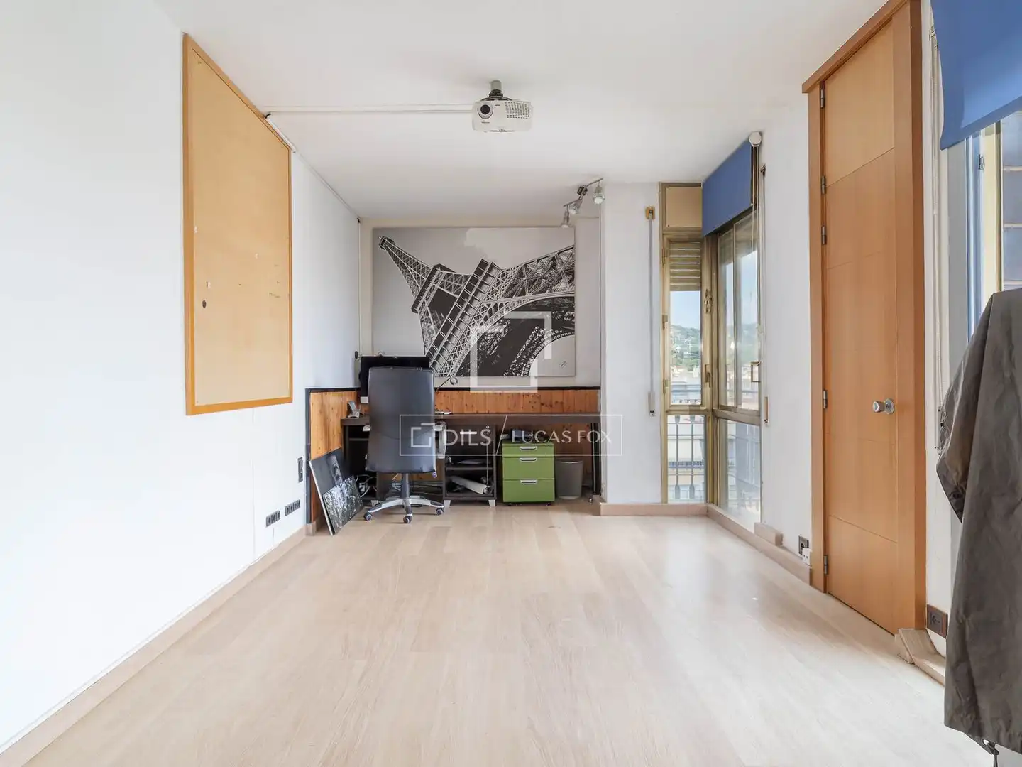 Wohnung zum Verkauf in Barcelona mit Klimaanlage, Terrasse und Abstellraum