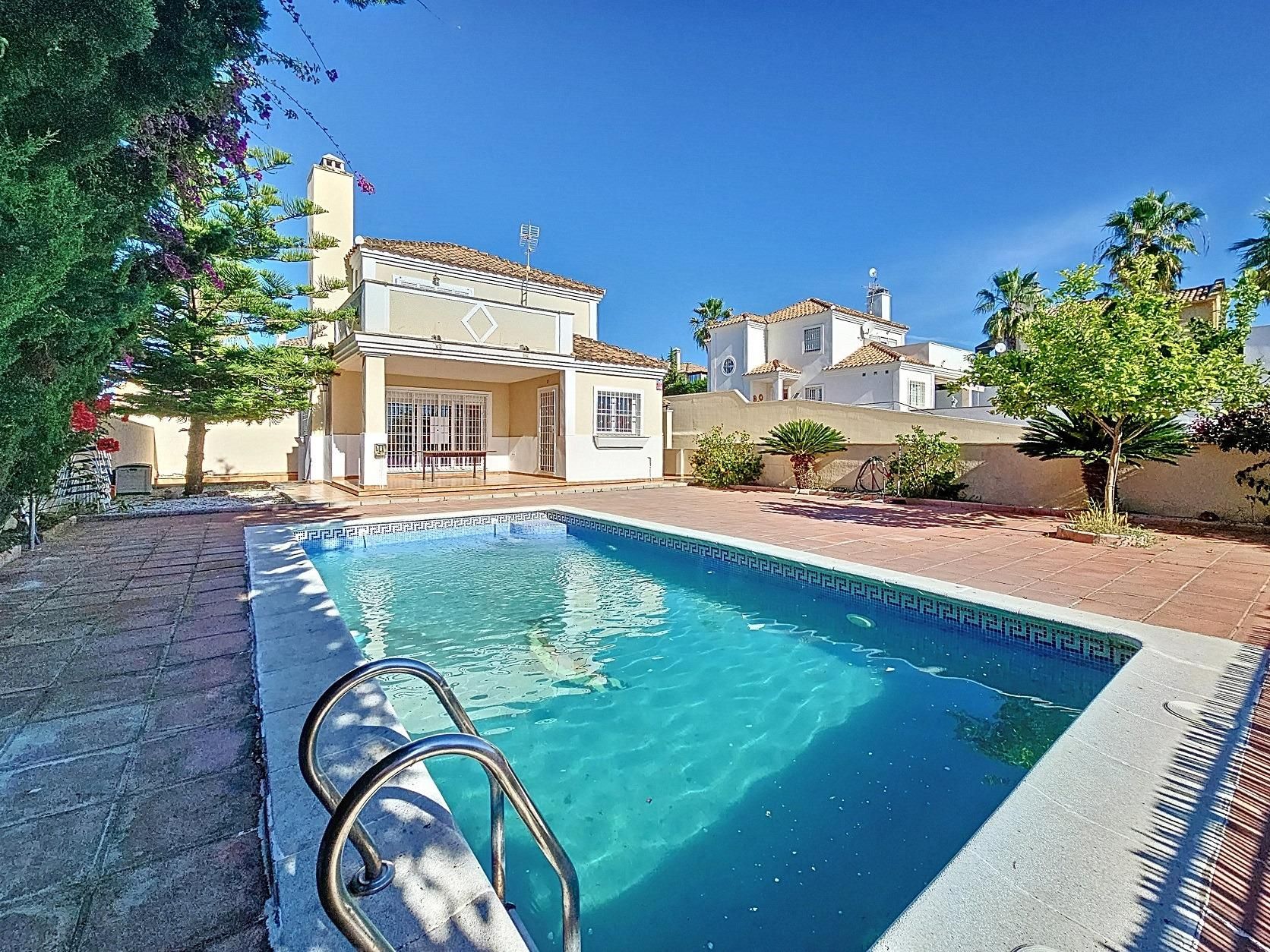Vista exterior de Casa o xalet en venda en  Córdoba Capital amb Aire condicionat, Calefacció i Terrassa