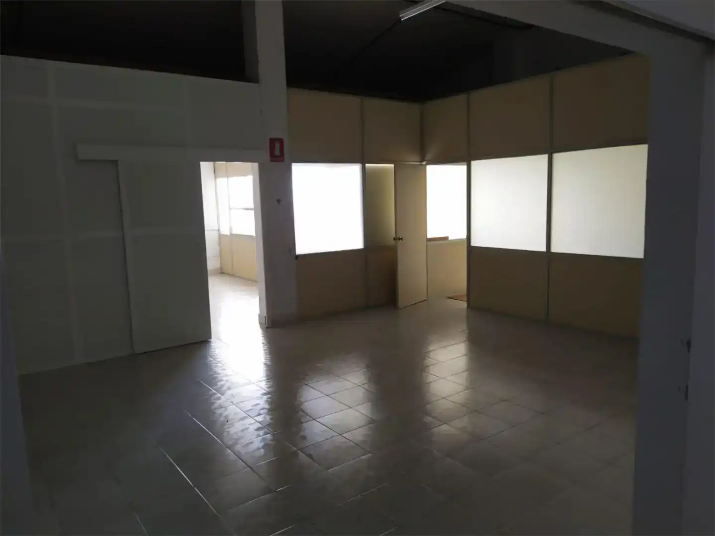 Fabrikhallen zur Miete in Llers