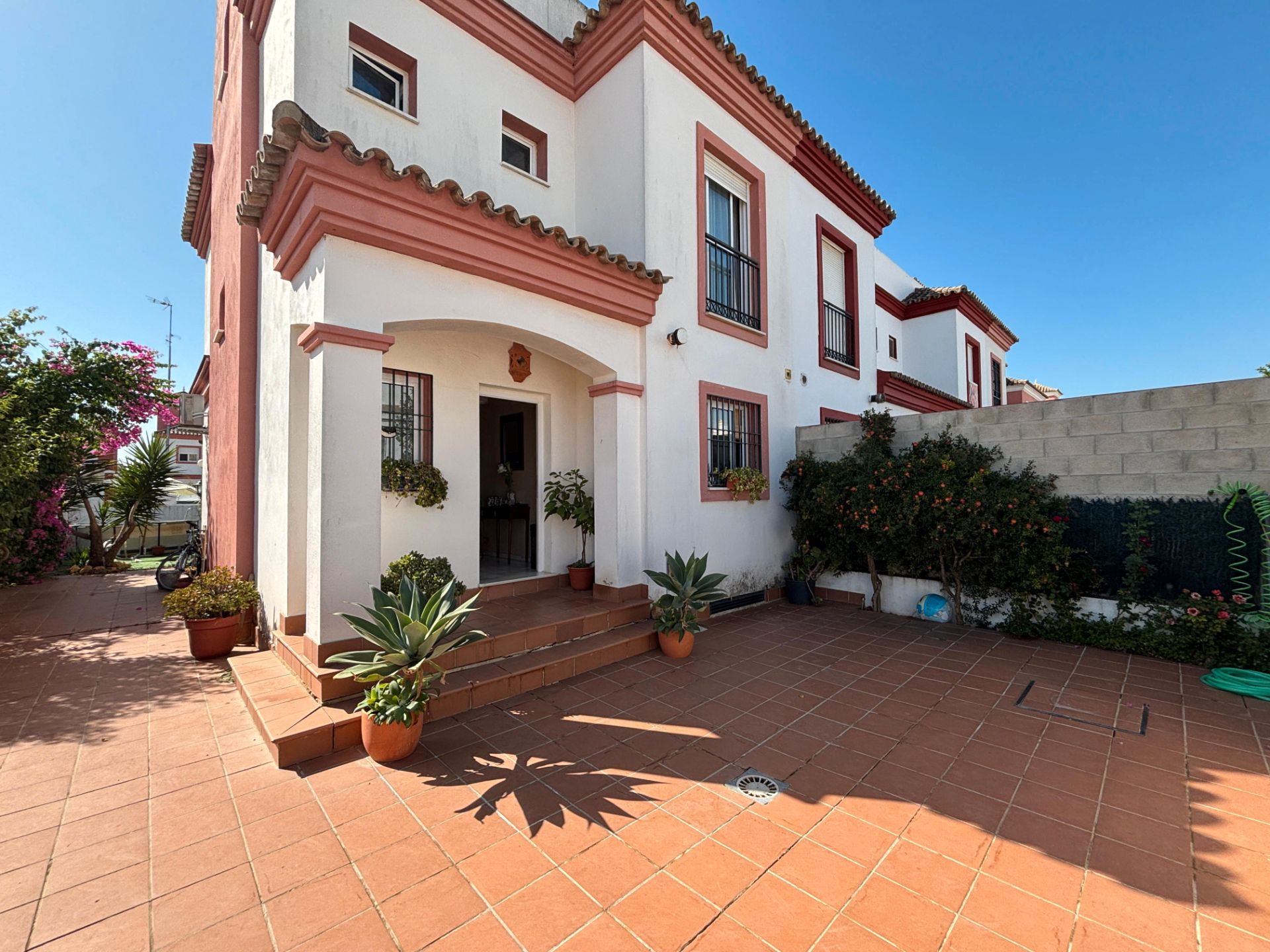 Exterior view of Single-family semi-detached for sale in Huévar del Aljarafe  with Air Conditioner, Private garden and Terrace