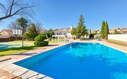 Jardí de Casa o xalet en venda en Cabanillas del Campo amb Aire condicionat, Terrassa i Piscina