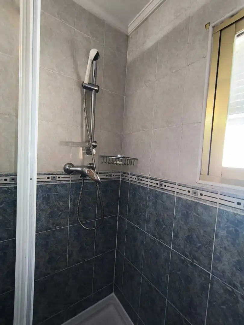 Baño de Piso para compartir en Alcalá de Henares con Aire acondicionado, Calefacción y Amueblado