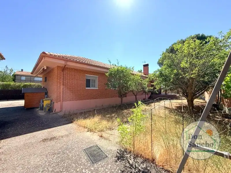 Vista exterior de Casa o xalet en venda en Viana de Cega amb Calefacció, Terrassa i Traster