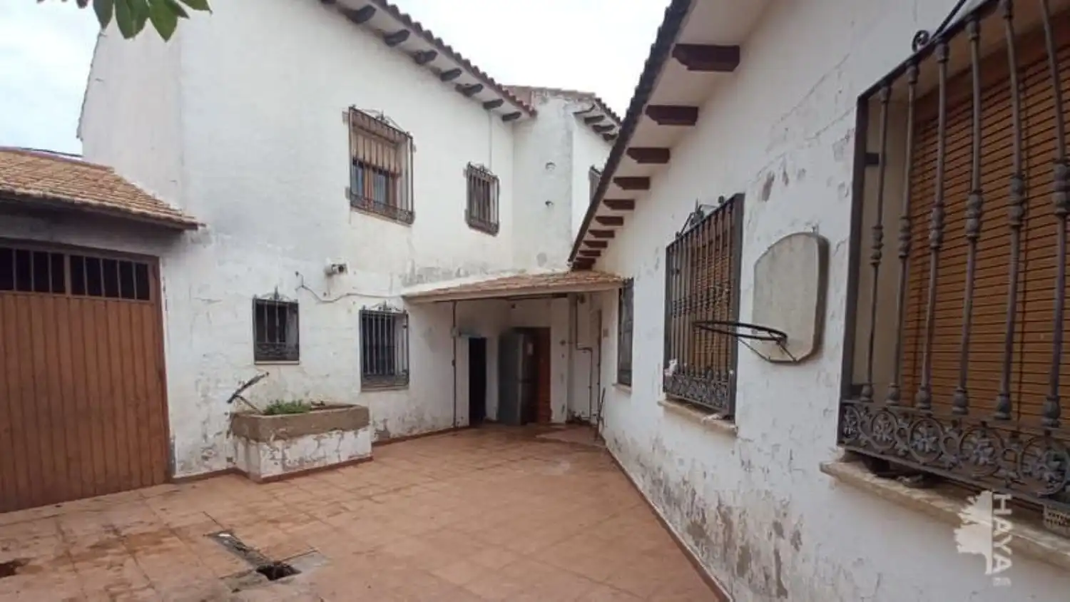 Vista exterior de Casa adosada en venta en El Robledo   con Calefacción, Jardín privado y Terraza