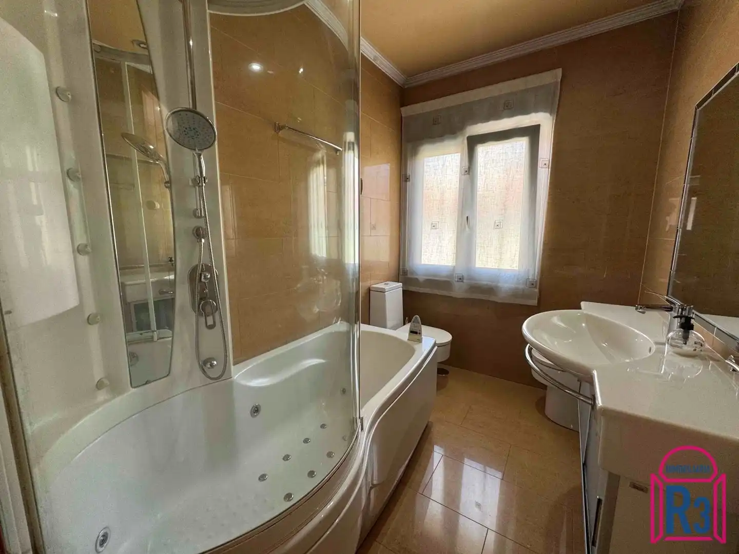 Bany de Casa o xalet en venda en León Capital  amb Calefacció, Terrassa i Traster