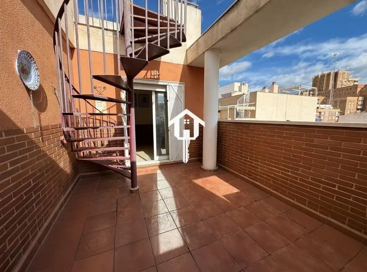 Vista exterior de Àtic en venda en Alicante / Alacant amb Calefacció, Terrassa i Moblat