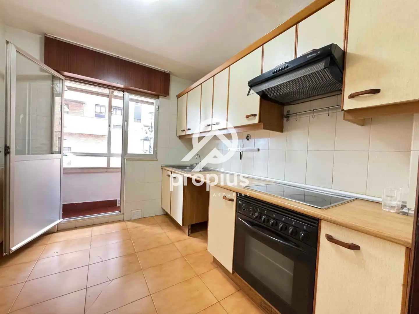 Cocina de Piso en venta en Oviedo  con Calefacción, Parquet y Terraza