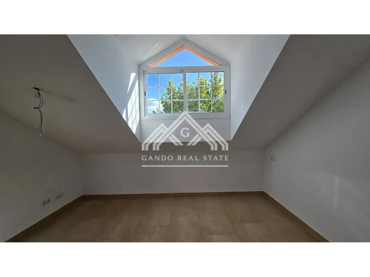 Vista exterior de Casa adosada en venda en Dos Hermanas amb Aire condicionat i Jardí privat