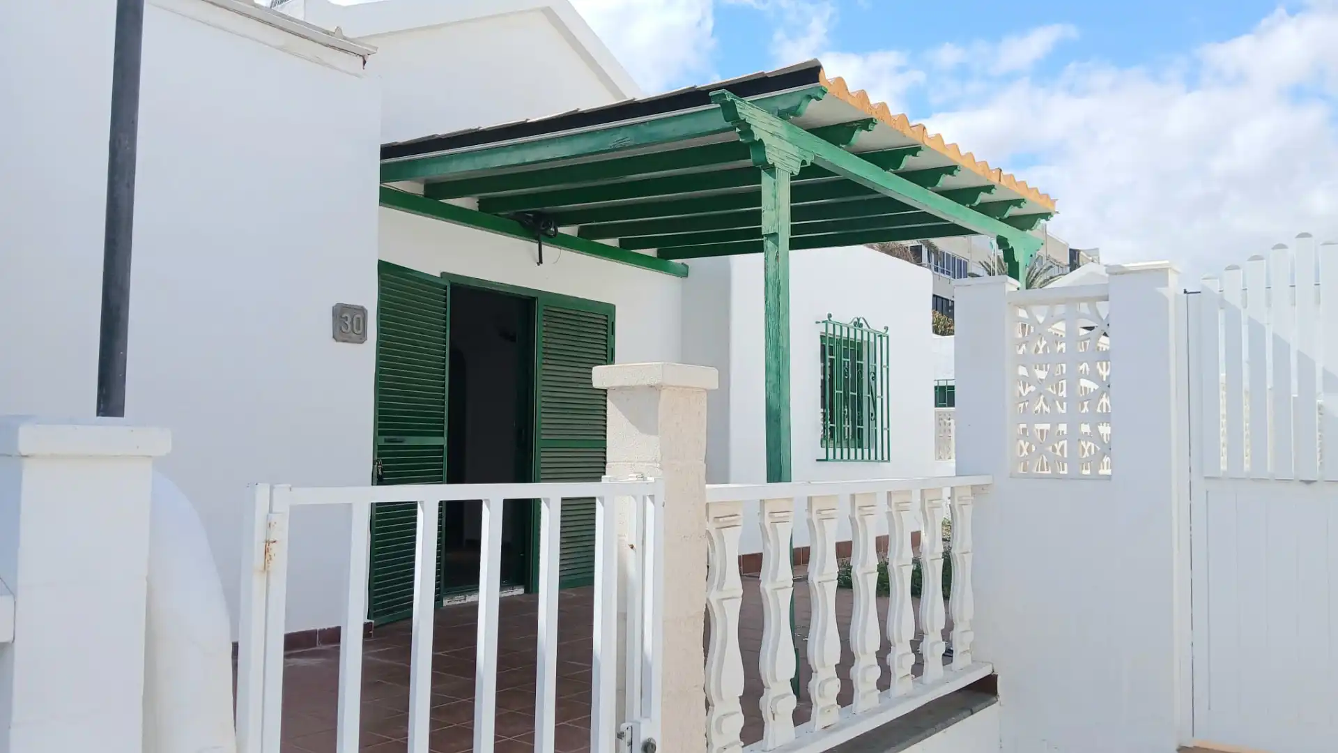 Vista exterior de Casa adosada en venta en San Bartolomé de Tirajana con Jardín privado, Terraza y Piscina comunitaria