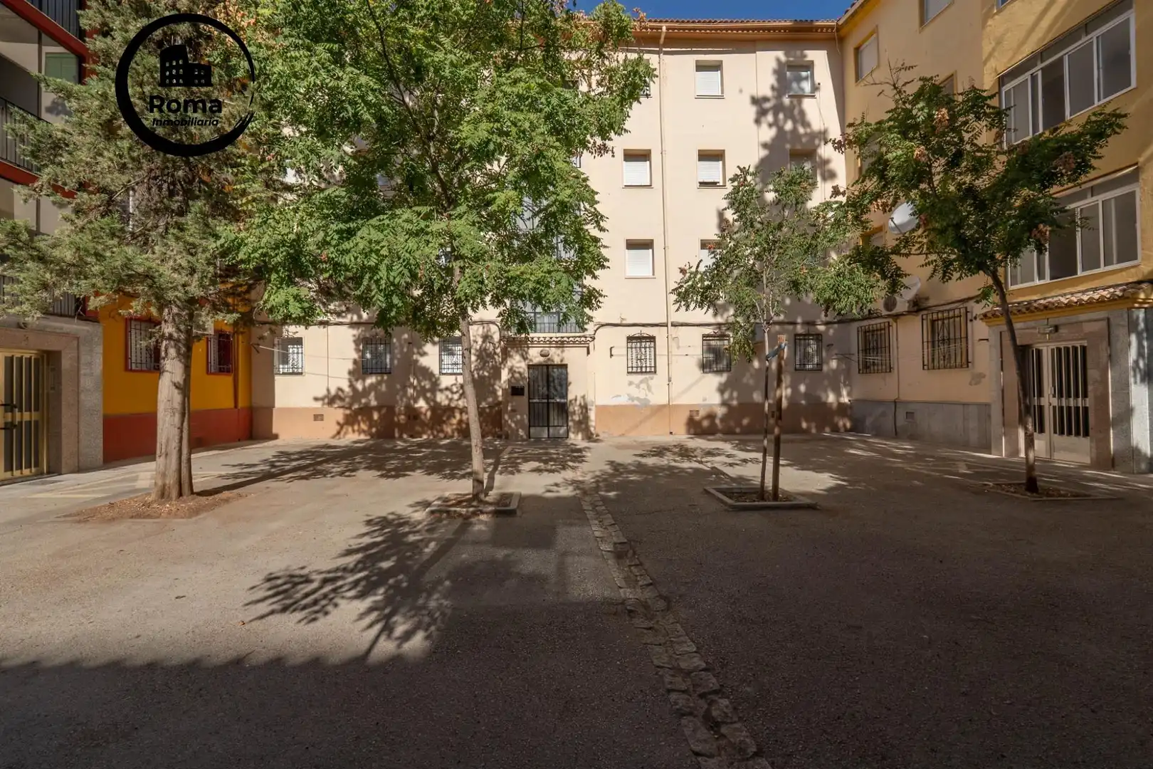 Vista exterior de Pis en venda en Granada amb Aire condicionat i Balcó