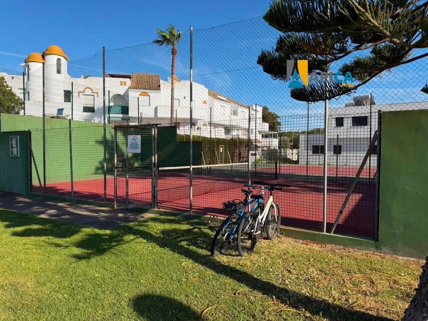 Parking de Casa adosada en venta en Chiclana de la Frontera con Terraza, Piscina y Piscina comunitaria