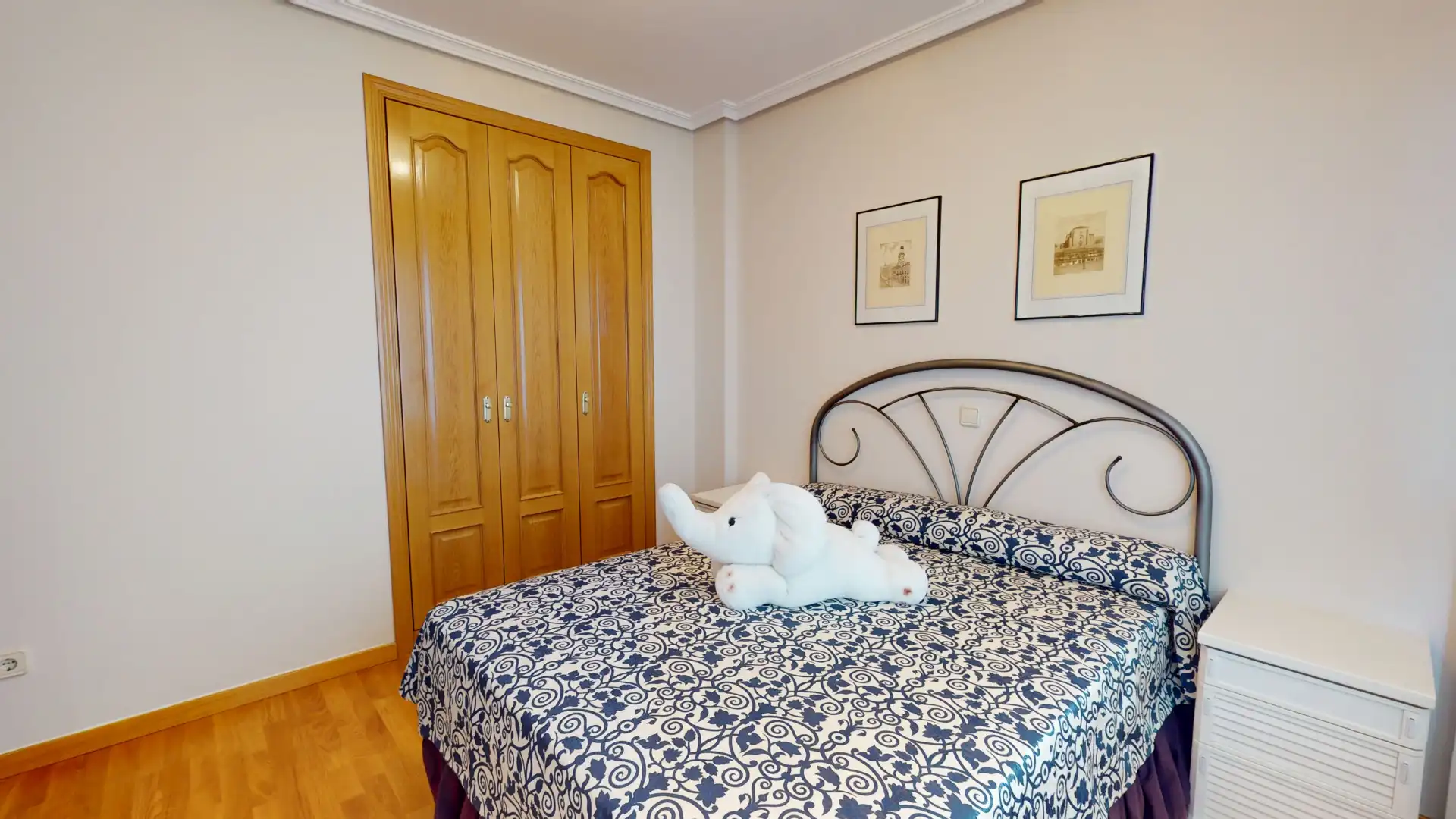 Habitación de Casa adosada en venta en Boadilla del Monte con Aire acondicionado, Calefacción y Jardín privado