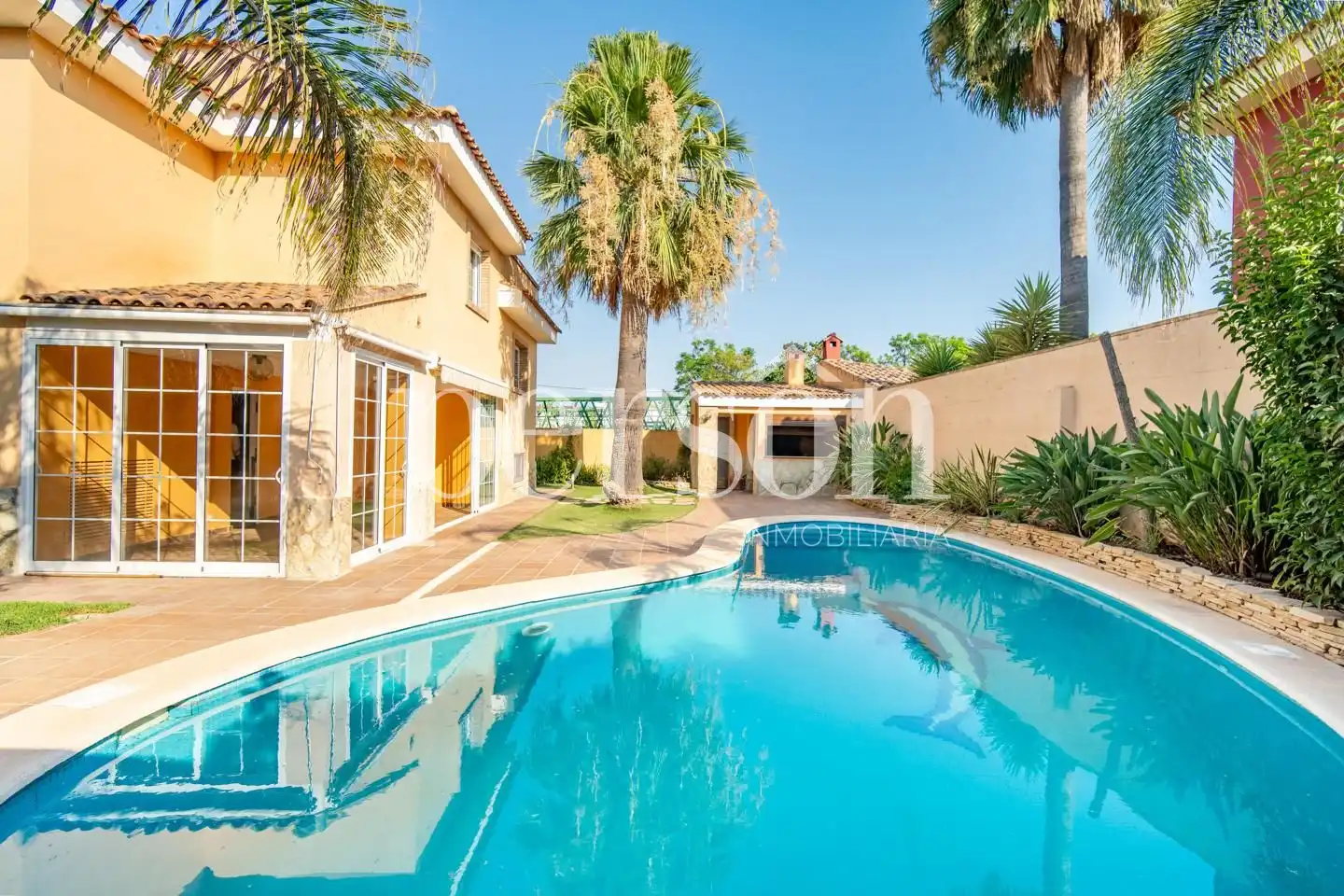Vista exterior de Casa o xalet en venda en La Pobla de Vallbona amb Aire condicionat, Calefacció i Jardí privat