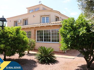 Chalet con jardín en venta en Zona Carrefour - Urbanizaciones