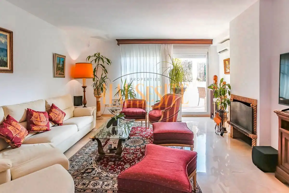 Sala de estar de Casa adosada en venta en Sitges con Aire acondicionado, Calefacción y Parquet