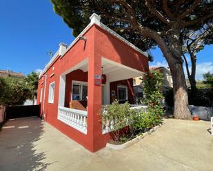 Vista exterior de Casa o xalet de lloguer en Castelldefels amb Aire condicionat, Terrassa i Balcó