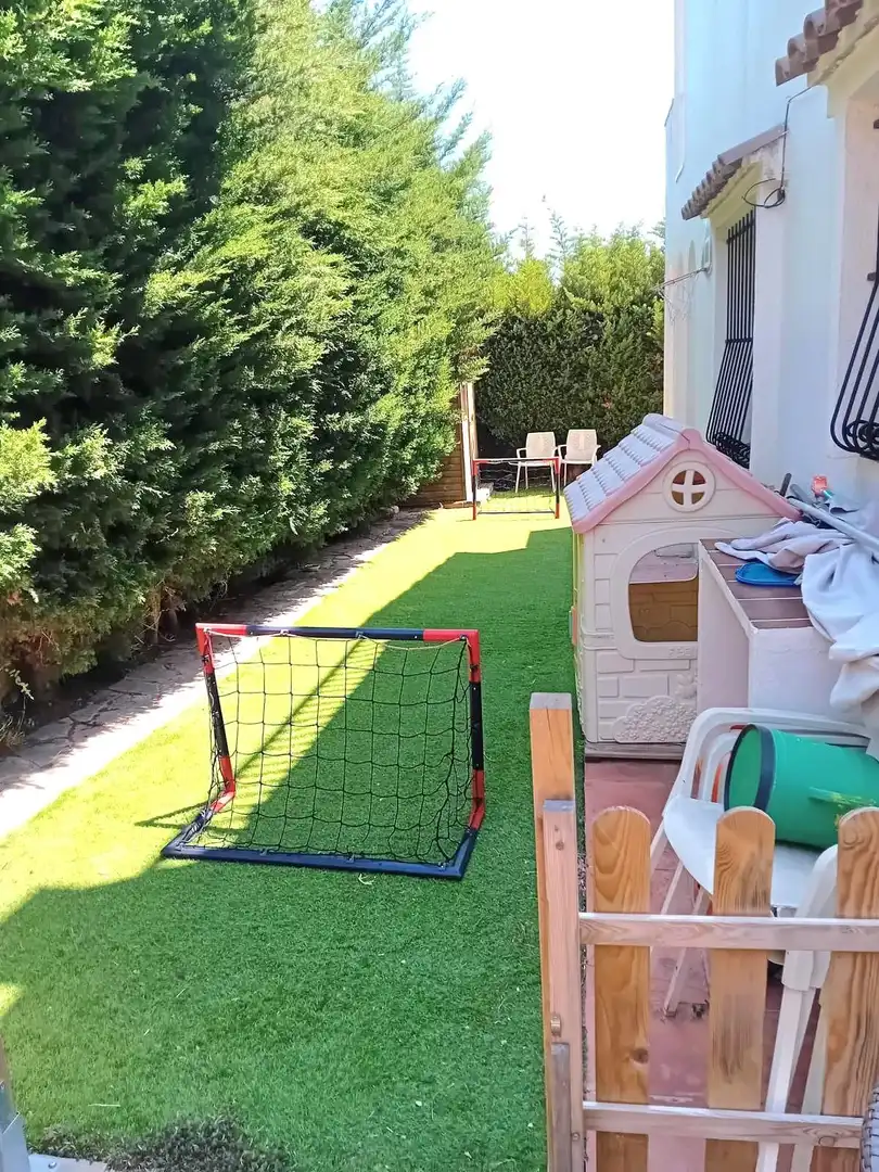 Terrasse von Einfamilien-Reihenhaus zum Verkauf in Calafell mit Privatgarten, Terrasse und Abstellraum