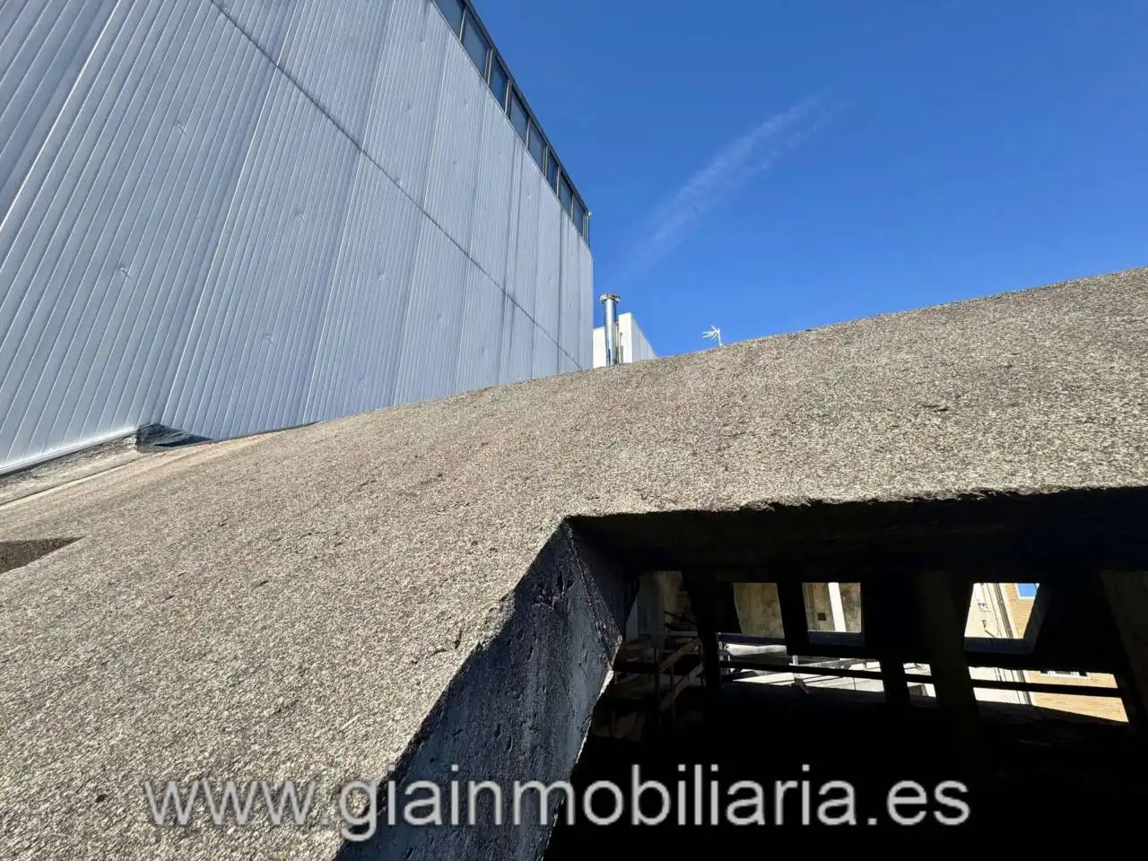 Vista exterior de Edifici en venda en Vigo 