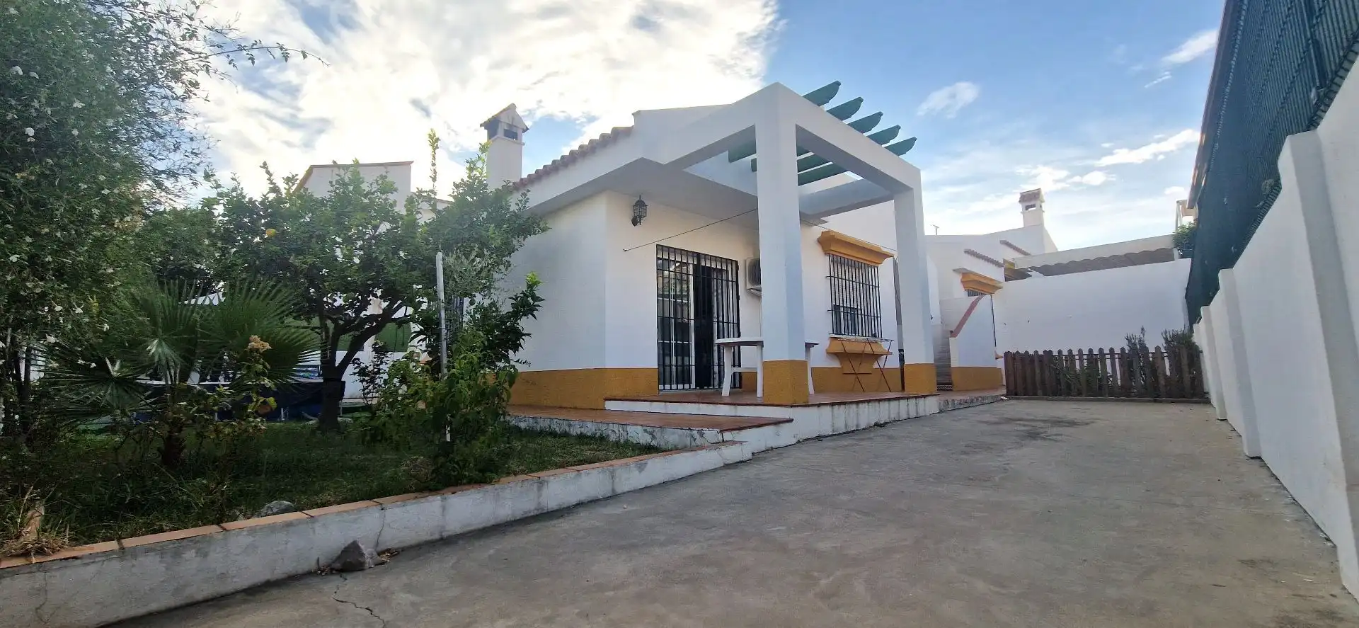 Vista exterior de Casa o xalet en venda en El Portil amb Aire condicionat, Calefacció i Jardí privat
