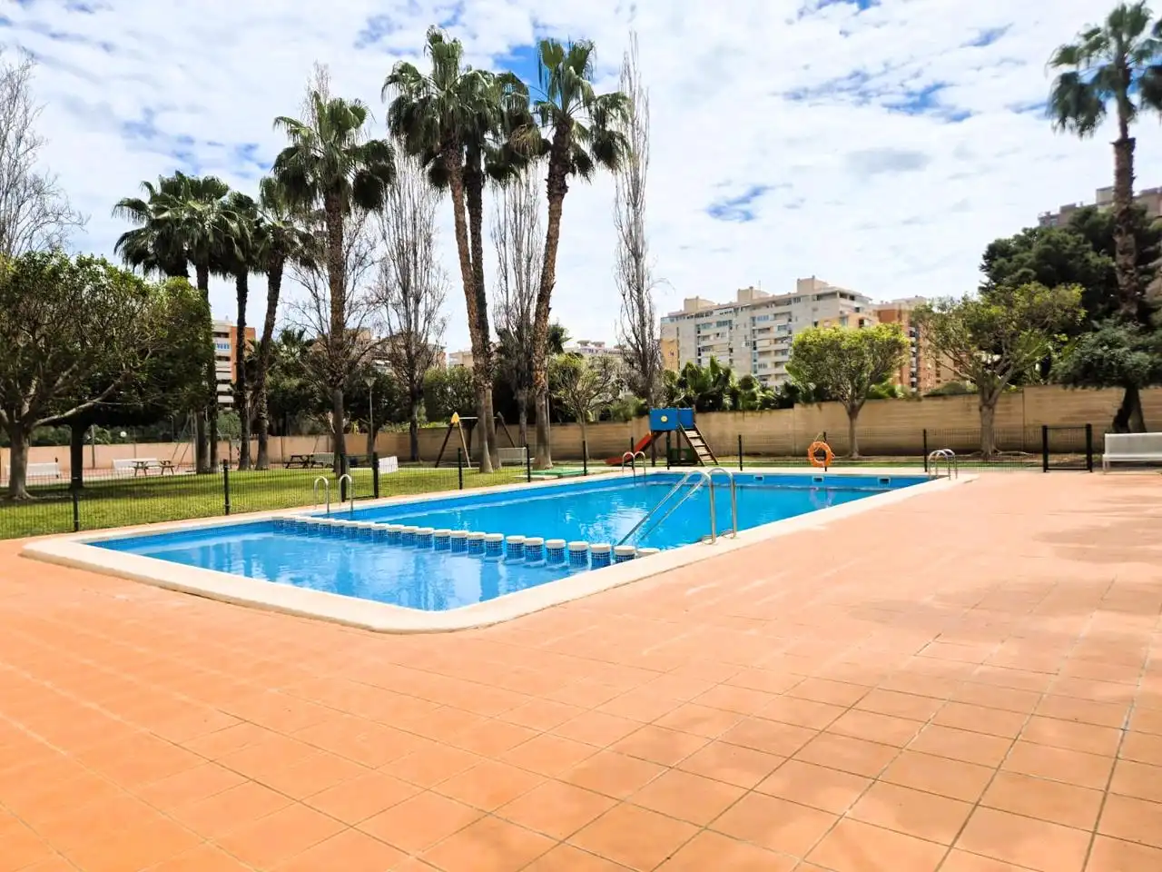 Piscina de Pis en venda en Alicante / Alacant