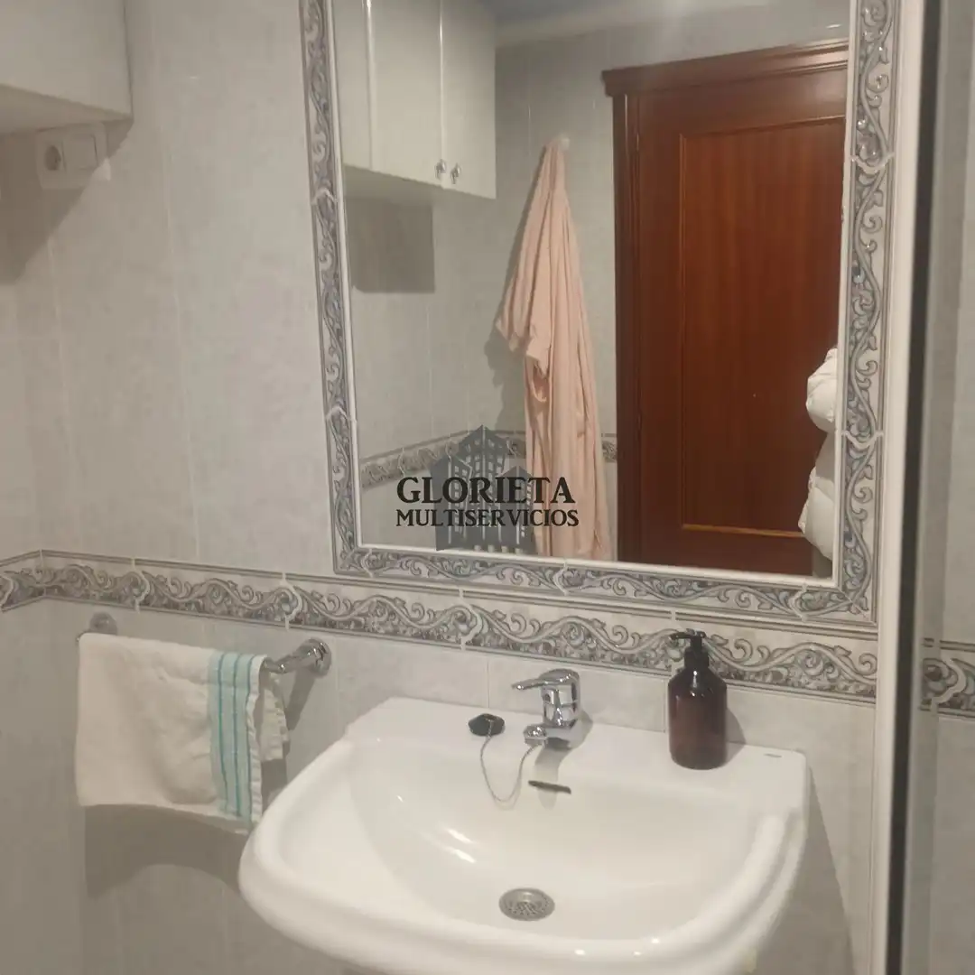 Bany de Pis en venda en Pontevedra Capital  amb Calefacció, Traster i Moblat
