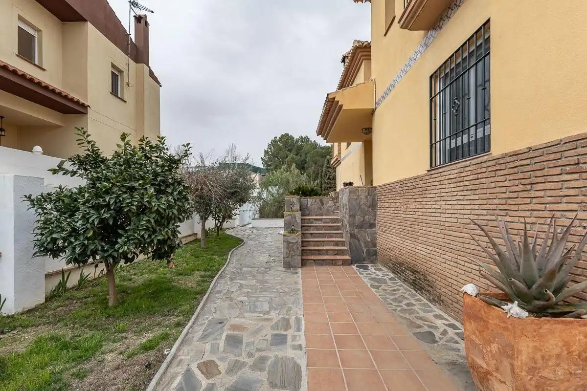 Vista exterior de Casa adosada en venda en Alhendín amb Jardí privat i Piscina